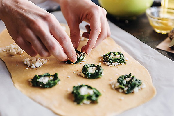포토 JPG 해외이미지 전통 음식 백그라운드 탁자 파스타 건강 요리 사람없음 노란색 주방 계란 요리사 식사 저녁식사 이탈리아 임신 신선 맛 날것 반죽 만들기 밀가루 레시피 시금치 노른자 바질 점심식사 깨짐 라비올리 메추리 핸드메이드 해외포토 직업 유럽 컬러 가구 컨셉 채소 모션 서양음식 알 가루 파일형식 이미지허브
