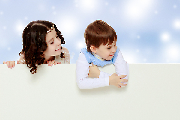 포토 JPG 해외이미지 백인 손 배너 여자 행복 포스터 종이 어린이 백그라운드 크리스마스 겨울 학교 휴가 새로움 광고판 미소 사람 두명 파란색 뷰티 우주 공백 흰색 잡기 신용카드 메시지 연도 사인 보여주기 해외포토 서양인 계절 교육 기념일 감정 컬러 컨셉 모션 알림판 표정 신체부위 금융 판 파일형식 이미지허브