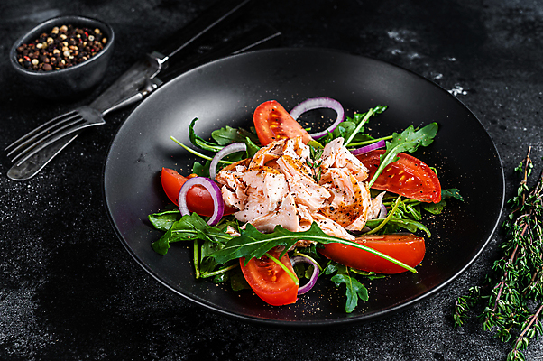 포토 JPG 해외이미지 그릇 접시 포크 토마토 채소 검은배경 실내 사람없음 나이프 허브 연어 후추 연어샐러드 연어요리 해외포토 식물 식기 음식 백그라운드 어류 내부 검은색 샐러드 칼 향신료 파일형식 이미지허브