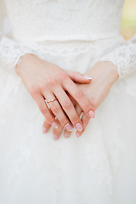 포토 JPG 해외이미지 서양인 손 여자 신부 웨딩드레스 결혼식 한명 근접촬영 상반신 성인 앞모습 결혼반지 성인여자한명만 웨딩촬영 해외포토 외국인 1 드레스 뷰포인트 결혼 사람 신체부위 반지 기념사진 여자한명만 성인여자만 파일형식 이미지허브
