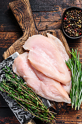포토 JPG 해외이미지 그릇 실내 사람없음 하이앵글 닭고기 신선 날것 식칼 로즈메리 나무도마 닭가슴살 백리향 통후추 나무배경 해외포토 식기 뷰포인트 백그라운드 주방용품 도마 육류 내부 목재 허브 후추 파일형식 이미지허브