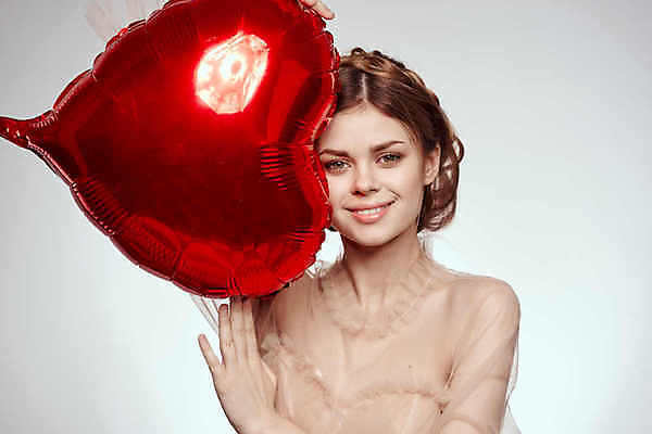 포토 JPG 해외이미지 응시 드레스 여자 회색배경 한명 들기 상반신 성인 앞모습 하트 잡기 하트풍선 성인여자한명만 해외포토 모양 1 시선 옷 뷰포인트 백그라운드 모션 사람 회색 풍선 여자한명만 성인여자만 파일형식 이미지허브