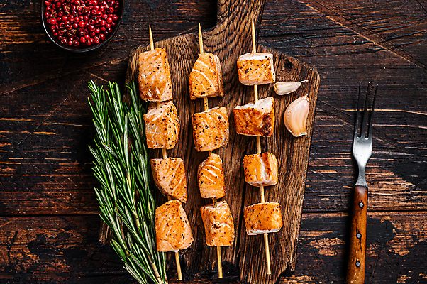 포토 JPG 해외이미지 그릇 포크 실내 사람없음 하이앵글 꼬치 연어 후추 로즈메리 나무도마 연어요리 나무배경 해외포토 식기 음식 뷰포인트 백그라운드 도마 어류 내부 목재 허브 향신료 파일형식 이미지허브