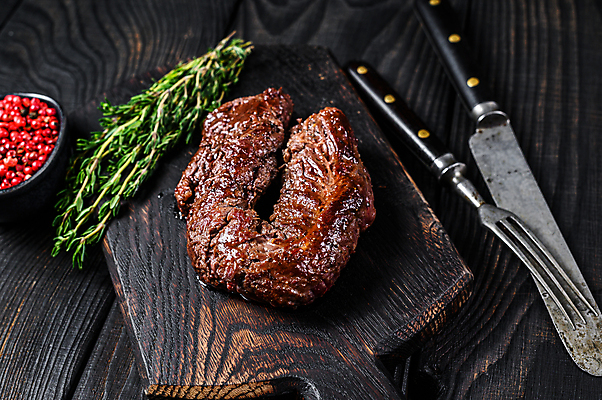 포토 JPG 해외이미지 포크 실내 스테이크 비프스테이크 사람없음 소고기 나이프 나무도마 백리향 통후추 나무배경 해외포토 식기 백그라운드 도마 서양음식 육류 내부 목재 칼 후추 파일형식 이미지허브