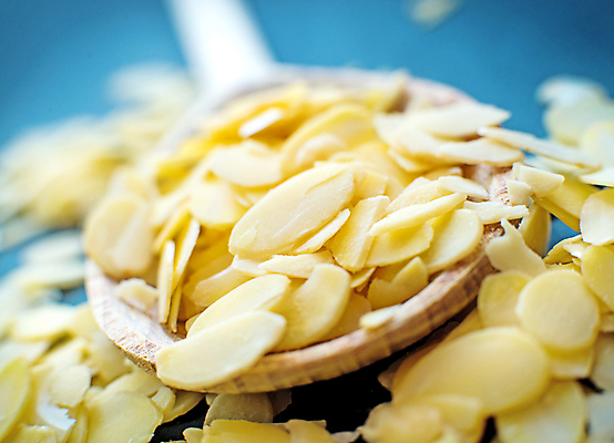 포토 JPG 해외이미지 음식 조각 백그라운드 과일 재료 디저트 건조 건강 요리 씨앗 사람없음 케이크 숟가락 견과류 흰색 유기농 날것 슬라이스 아몬드 레시피 흙더미 식용 개조 해외포토 식물 웰빙 컬러 수저 흙 파일형식 더미 이미지허브