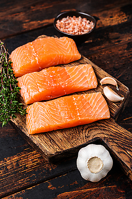 포토 JPG 해외이미지 그릇 재료 실내 마늘 사람없음 허브 날것 연어 나무도마 연어스테이크 나무배경 핑크솔트 해외포토 식물 식기 백그라운드 채소 도마 어류 스테이크 내부 목재 소금 파일형식 이미지허브