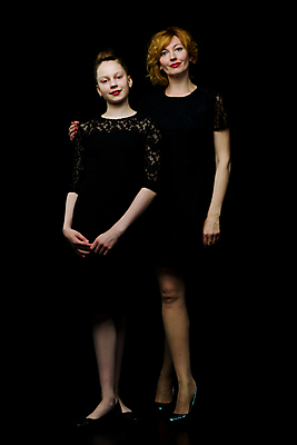 포토 JPG 해외이미지 백인 라이프스타일 여자 딸 행복 얼굴 어린이 2 가족 포옹 엄마 주택 함께함 실내 건강 사랑 미소 웃음 사람 성인 두명 침묵 침실 방 육아 흰색 침대 아기 작음 돌봄 해외포토 서양인 감정 컬러 가구 컨셉 관계 안기 모션 표정 내부 건물 생활 신체부위 소리 크기 파일형식 이미지허브