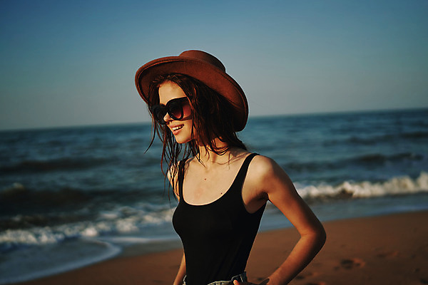 포토 JPG 해외이미지 주간 여자 여유 휴식 한명 상반신 성인 해변 야외 옆모습 여름휴가 바캉스 선글라스 성인여자한명만 해외포토 자연요소 1 감정 안경 바다 뷰포인트 컨셉 휴가 사람 여자한명만 성인여자만 파일형식 여름_계절 이미지허브