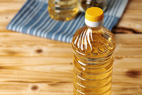 포토 JPG 해외이미지 실내 근접촬영 사람없음 식용유 올리브오일 페트병 오일병 나무배경 해외포토 뷰포인트 백그라운드 내부 기름_음식 병_담는 파일형식 이미지허브