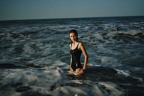 포토 JPG 해외이미지 주간 여자 수영복 여유 파도 바다 물놀이 휴식 한명 서기 상반신 성인 야외 옆모습 여름휴가 바캉스 선글라스 젖음 성인여자한명만 해외포토 자연요소 1 옷 감정 안경 뷰포인트 컨셉 모션 놀이 휴가 사람 여자한명만 성인여자만 파일형식 여름_계절 이미지허브