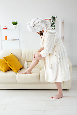 포토 JPG 해외이미지 전신 남자 쿠션 수염 한명 성인 소파 수건 뷰티 목욕가운 바르기 스킨케어 다리들기 바디로션 성인남자한명만 해외포토 1 의자 모션 사람 위생용품 가운 남자한명만 성인남자만 파일형식 이미지허브