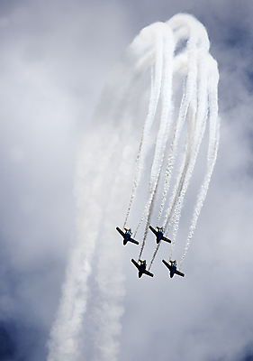 포토 JPG 해외이미지 패턴 하늘 비행기 군대 사람없음 공연 충돌 공군 배열 전시회 군용 전쟁 질서 보여주기 엔진 곡예사 해병대 해외포토 직업 무늬 항공교통 모션 대중교통 이벤트 전시 예절 파일형식 이미지허브