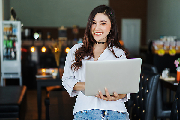 포토 JPG 해외이미지 백인 직업 1 라이프스타일 응시 여자 행복 커피 인터넷 비즈니스 사업가 태국 성공 한국 한명 서기 미소 사람 동양인 노트북 컴퓨터 우주 상점 식당 일본 중국 카페 흰색 잡기 업무 작업 비즈니스우먼 경영자 주인 해외포토 서양인 시선 감정 아시아 음료 컬러 컨셉 모션 표정 인종 생활 전자제품 직장인 리더 파일형식 이미지허브