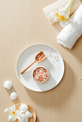 포토 JPG 해외이미지 접시 실내 사람없음 하이앵글 수건 화장품 수세미 나무숟가락 나무그릇 에스테틱 목화솜 입욕소금 나무배경 핑크솔트 해외포토 그릇 식기 뷰포인트 백그라운드 내부 목재 위생용품 뷰티 숟가락 미용용품 솜 소금 파일형식 이미지허브