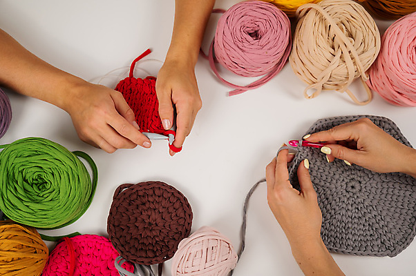 포토 JPG 해외이미지 손 실내 신체부위 하이앵글 잡기 뜨개질 털실 만들기 대바늘 핸드메이드 해외포토 뷰포인트 모션 사람 취미 내부 실 파일형식 이미지허브