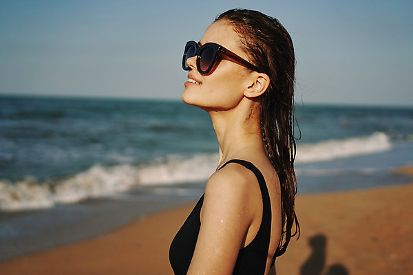 포토 JPG 해외이미지 주간 여자 여유 휴식 한명 상반신 성인 해변 야외 옆모습 아웃포커스 여름휴가 바캉스 선글라스 젖음 올려보기 성인여자한명만 해외포토 자연요소 1 감정 안경 바다 뷰포인트 컨셉 모션 휴가 촬영기법 사람 여자한명만 성인여자만 파일형식 여름_계절 이미지허브