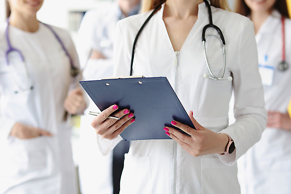 포토 JPG 해외이미지 백인 직업 손 여자 남자 행복 컨셉 유니폼 청진기 실내 건강 병원 서기 미소 사람 성인 세명 사무실 약 간호사 의사 코트 흰색 잡기 가운 업무 그룹 동료 직원 리더 외과 돌봄 서류판 치료사 해외포토 서양인 옷 감정 컬러 비즈니스 의학 관계 의료기기 모션 표정 내부 신체부위 사무용품 외투 의료진 작업 파일형식 이미지허브