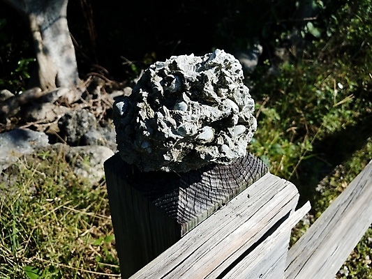 포토 JPG 해외이미지 사람없음 야외 목재 울타리 회색 껍질 바위 펜싱 무거움 지질학 해외포토 나무 교육 스포츠 컬러 재료 담장 돌_바위 무게 파일형식 이미지허브