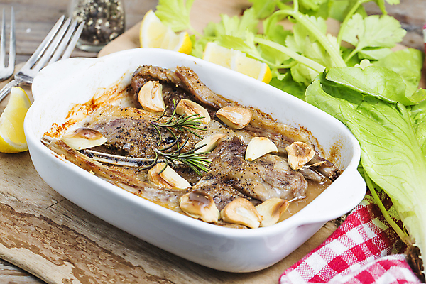 포토 JPG 해외이미지 접시 음식 조각 뼈 육류 스테이크 요리 사람없음 빨간색 초록색 식사 저녁식사 시골 신선 양 맛 그릴 바비큐 자르기 굽기 허브 허리 후추 양고기 로즈메리 갈비뼈 단백질 신발장 맛있는 해외포토 식물 식기 컬러 컨셉 식재료 포유류 모션 주방용품 서양음식 신체부위 구이 향신료 영양소 파일형식 이미지허브