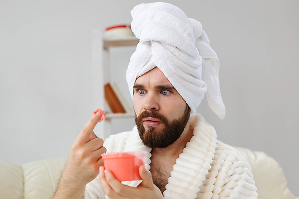 포토 JPG 해외이미지 남자 수염 한명 들기 상반신 성인 수건 뷰티 관찰 목욕가운 찡그림 스킨케어 미간 스크럽 스크럽제 성인남자한명만 해외포토 1 모션 표정 사람 위생용품 가운 남자한명만 성인남자만 파일형식 이미지허브