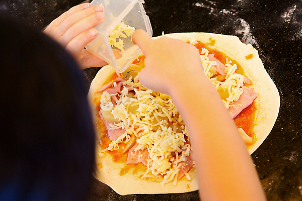 포토 JPG 해외이미지 백인 손 남자 행복 어린이 음식 빵 토마토 채소 교실 치즈 피자 요리 사람 사람없음 주방 식당 요리사 식사 이탈리아 껍질 흰색 아기 업무 작음 준비 반죽 만들기 주인 얇은 제빵사 페스츄리 피자집 맛있는 해외포토 서양인 직업 교육 감정 유럽 컬러 학교 모션 유제품 패스트푸드 서양음식 신체부위 상점 작업 크기 파일형식 이미지허브