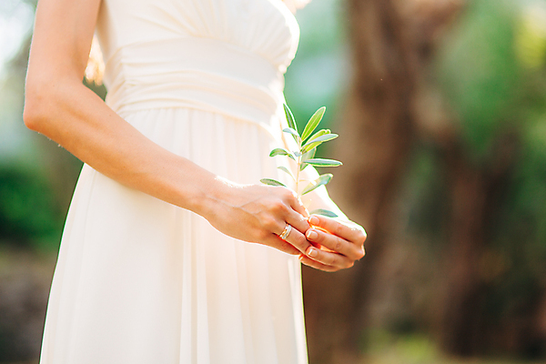 포토 JPG 해외이미지 서양인 여자 신부 웨딩드레스 결혼식 한명 들기 상반신 성인 야외 옆모습 풀 성인여자한명만 웨딩촬영 해외포토 외국인 식물 1 드레스 뷰포인트 결혼 모션 사람 기념사진 여자한명만 성인여자만 파일형식 이미지허브