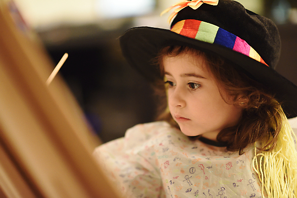 포토 JPG 해외이미지 여자 어린이 백그라운드 미술 한명 아웃포커스 붓 그리기 소프트포커스 그림 캔버스 소녀한명만 해외포토 1 모션 문화예술 촬영기법 사람 여자한명만 소녀만 파일형식 이미지허브