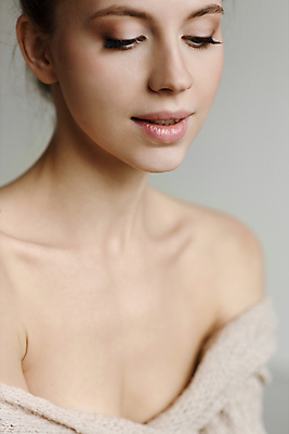 포토 JPG 해외이미지 백인 모델 1 손 응시 여자 행복 얼굴 백그라운드 갈색머리 건강 한명 사람 성인 치료 뷰티 유행 스파 화장품 터치 흰색 신선 화려 씻기 피부 순수 입술 피부관리 부드러움 내추럴 고립 돌봄 완벽 해외포토 서양인 헤어스타일 시선 감정 컬러 컨셉 의학 모션 신체부위 청결 감각 파일형식 이미지허브