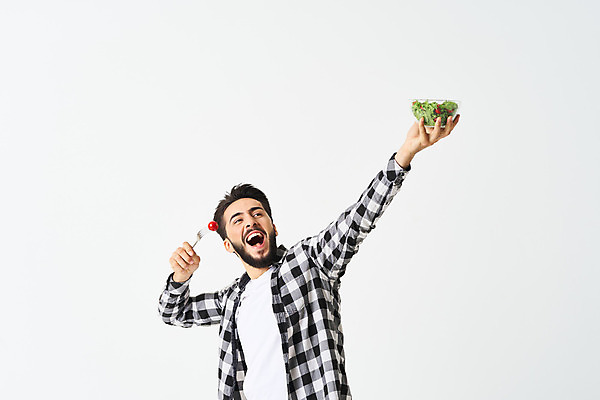 포토 JPG 해외이미지 백인 남자 채소 실내 한명 들기 상반신 성인 식사 기쁨 샐러드 먹기 흰배경 채식 건강식 성인남자한명만 해외포토 서양인 1 감정 음식 백그라운드 모션 사람 내부 흰색 남자한명만 성인남자만 파일형식 이미지허브