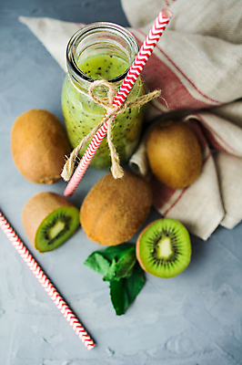 포토 JPG 해외이미지 리본 회색배경 단면 유리병 실내 키위 빨대 사람없음 과일주스 노끈 키위주스 해외포토 줄 백그라운드 과일 병_용기 내부 주스 회색 파일형식 이미지허브