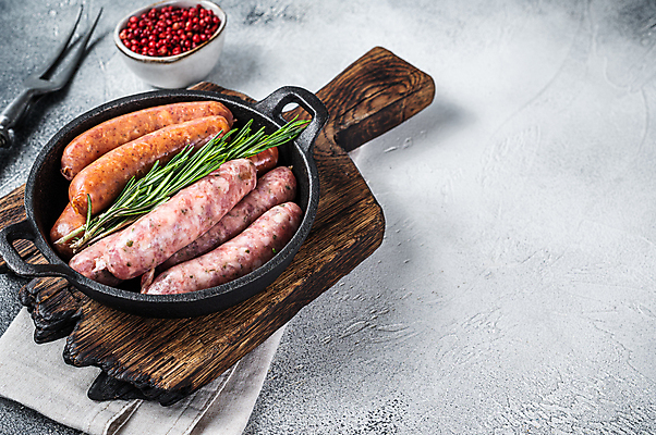 포토 JPG 해외이미지 실내 사람없음 소시지 흰배경 로즈메리 나무도마 해외포토 백그라운드 도마 내부 목재 흰색 가공식품 허브 파일형식 이미지허브