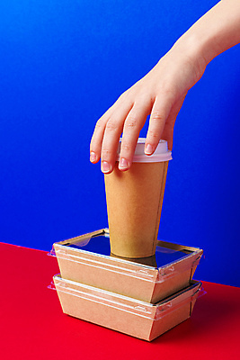 포토 JPG 해외이미지 손 신체부위 빨간색 파란색 잡기 커피잔 종이컵 종이상자 친환경 패키지 포장용기 해외포토 커피 컬러 모션 잔 사람 컵 상자 환경 일회용 포장재료 파일형식 이미지허브
