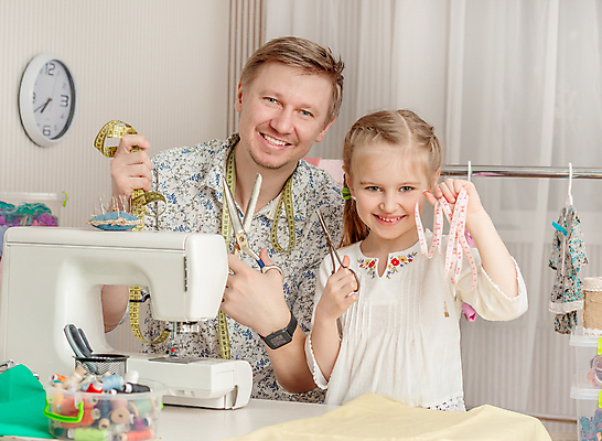 포토 JPG 해외이미지 응시 여자 남자 딸 어린이 실내 줄자 들기 상반신 성인 두명 앞모습 작업실 아빠 바느질도구 바느질 재봉틀 재단가위 부녀 육아대디 해외포토 시선 뷰포인트 가족 모션 가위_도구 자 사람 내부 오브젝트 파일형식 이미지허브