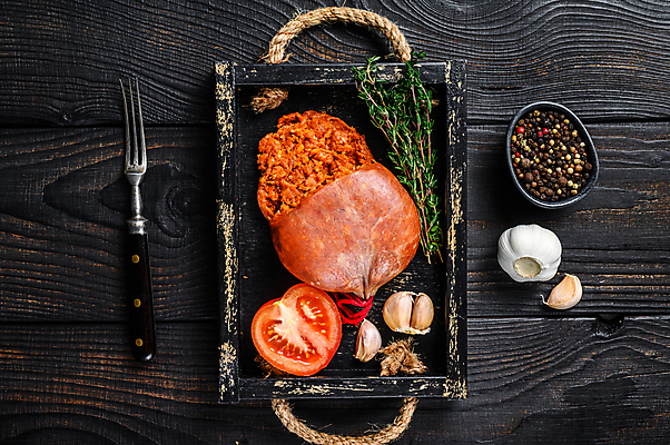 포토 JPG 해외이미지 토마토 실내 마늘 사람없음 하이앵글 소시지 나무쟁반 통후추 나무배경 해외포토 뷰포인트 백그라운드 채소 쟁반 내부 목재 가공식품 후추 파일형식 이미지허브