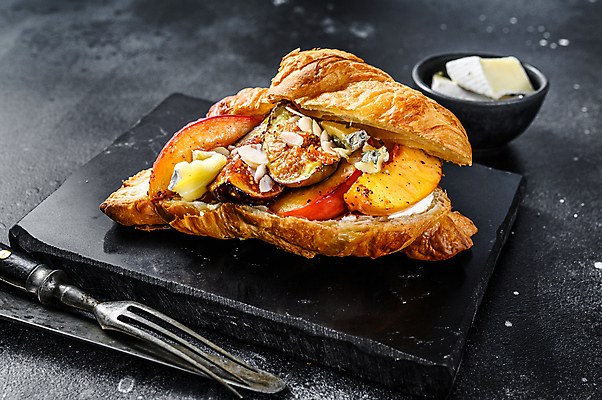 포토 JPG 해외이미지 포크 검은배경 실내 사람없음 나이프 크루아상 버터 돌판 크루아상샌드위치 해외포토 식기 빵 백그라운드 샌드위치 내부 검은색 돌_바위 칼 파일형식 이미지허브