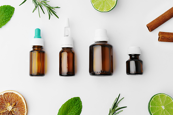 포토 JPG 해외이미지 실내 사람없음 하이앵글 뷰티 여러개 오일 오브젝트 흰배경 일렬 공병 앰플 해외포토 음식 뷰포인트 다수 백그라운드 내부 화장품 흰색 병_담는 파일형식 이미지허브