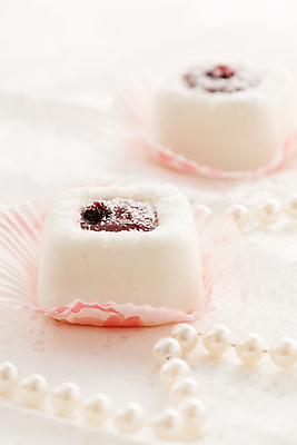 포토 JPG 해외이미지 접시 계절 음식 조각 크리스마스 겨울 목걸이 휴가 디저트 사탕 선물 요리 사람없음 장식 케이크 식사 저녁식사 침묵 빵집 흰색 축하 신선 달콤 맛 잼 설탕 굽기 크림 반죽 젤리 설정 크랜베리 타르트 맛있는 해외포토 식기 기념일 열매 빵 컬러 컨셉 장신구 상점 소리 소스_음식 구이 파이_빵 파일형식 이미지허브