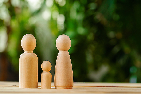 포토 JPG 해외이미지 백그라운드 컨셉 가족 사람모양 함께함 사람없음 목재 아웃포커스 미니어처 피규어 말_게임 해외포토 모양 나무 재료 관계 촬영기법 모형 게임 파일형식 이미지허브