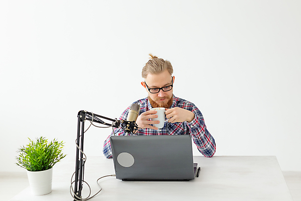 포토 JPG 해외이미지 남자 화분 스튜디오 한명 들기 상반신 성인 앞모습 노트북 머그컵 DJ 마이크 라디오 라디오방송 성인남자한명만 내려보기 크리에이터 1인미디어 해외포토 직업 1 뷰포인트 음향기기 모션 사람 컵 전자제품 방송 남자한명만 성인남자만 파일형식 이미지허브