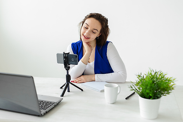 포토 JPG 해외이미지 여자 화분 스튜디오 한명 성인 앞모습 노트북 스마트폰 턱괴기 머그컵 DJ 라디오 삼각대 대본 라디오방송 성인여자한명만 크리에이터 1인미디어 영상촬영 해외포토 직업 1 뷰포인트 모션 사람 컵 전자제품 핸드폰 스마트기기 촬영 방송 여자한명만 성인여자만 파일형식 이미지허브