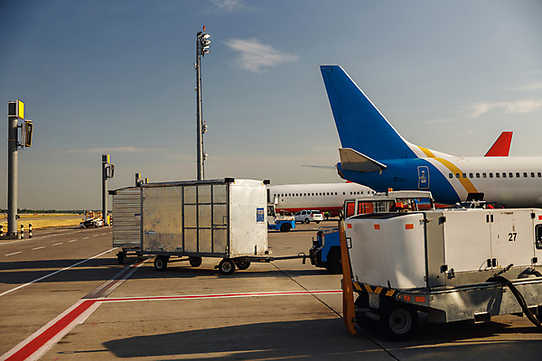 포토 JPG 해외이미지 주간 하늘 비행기 사람없음 야외 운반 공항 항공 트랙터 운반수단 해외포토 자연요소 항공교통 교통시설 대중교통 농기계 특수차량 파일형식 이미지허브