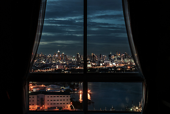 포토 JPG 해외이미지 구름 실루엣 야경 창문 태국 하늘 실내 사람없음 도시풍경 어둠 일몰 도시 창가 방콕 해외포토 자연요소 아시아 촬영기법 풍경 내부 노을 야간 파일형식 풍경_경치 이미지허브