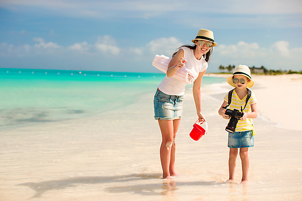 포토 JPG 해외이미지 주간 전신 백인 여자 수영복 어린이 모녀 휴식 들기 성인 해변 야외 두명 앞모습 여름휴가 바캉스 카메라 사진촬영 담요 양동이 해외포토 자연요소 서양인 옷 딸 바다 뷰포인트 컨셉 가족 모션 엄마 휴가 사람 전자제품 촬영 파일형식 여름_계절 이미지허브