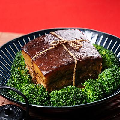 포토 JPG 해외이미지 접시 실내 돼지고기 근접촬영 사람없음 중식 끈 브로콜리 찻주전자 동파육 빨간배경 해외포토 식기 음식 뷰포인트 백그라운드 채소 주전자 육류 내부 빨간색 파일형식 이미지허브