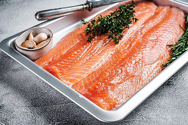 포토 JPG 해외이미지 그릇 회색배경 쟁반 실내 마늘 사람없음 나이프 허브 연어 로즈메리 연어요리 훈제연어 해외포토 식물 식기 음식 백그라운드 채소 어류 내부 회색 칼 훈제 파일형식 이미지허브