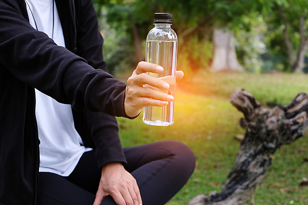 포토 JPG 해외이미지 백인 라이프스타일 여자 음료 음악 스포츠 이어폰 십자가 휴식 운동선수 주택 실내 건강 피곤 사람 앉기 성인 사람없음 스마트폰 운동복 운동 햇빛 어둠 침실 듣기 장비 마시기 정상 물병 날씬함 연습 체육관 두통 히스패닉 단절 해외포토 서양인 옷 음향기기 컨셉 모션 문화예술 내부 건물 생활 핸드폰 스마트기기 태양 질병 물통 몸매 파일형식 이미지허브