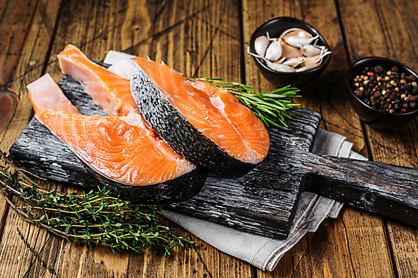 포토 JPG 해외이미지 그릇 실내 마늘 사람없음 허브 날것 연어 후추 로즈메리 토막 나무도마 나무배경 해외포토 식물 식기 백그라운드 채소 도마 어류 내부 목재 향신료 파일형식 이미지허브