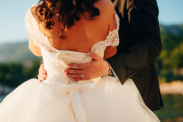 포토 JPG 해외이미지 주간 커플 여자 남자 허리손 결혼 상반신 성인 야외 두명 옆모습 뒷모습 아웃포커스 신랑신부 성인만 해외포토 자연요소 신부_웨딩 뷰포인트 포즈 신랑 관계 촬영기법 사람 이벤트 파일형식 이미지허브