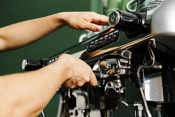 포토 JPG 해외이미지 손 실내 들기 아웃포커스 신체부위 카페 잡기 커피메이커 에스프레소머신 추출 포타필터 해외포토 모션 촬영기법 사람 내부 상점 커피용품 파일형식 이미지허브