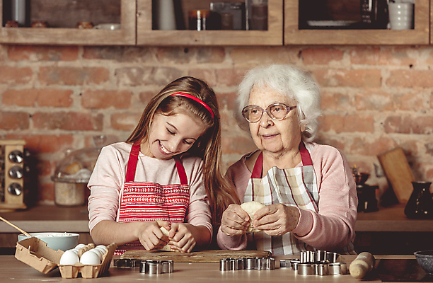 포토 JPG 해외이미지 응시 여자 노년 할머니 어린이 가족 손녀 실내 들기 상반신 두명 앞모습 주방 계란 앞치마 반죽 제빵 쿠키틀 계란판 조부모 여자만 안경낌 해외포토 시선 안경 뷰포인트 관계 모션 사람 성인 내부 제과제빵 알 손주 제빵도구 파일형식 이미지허브